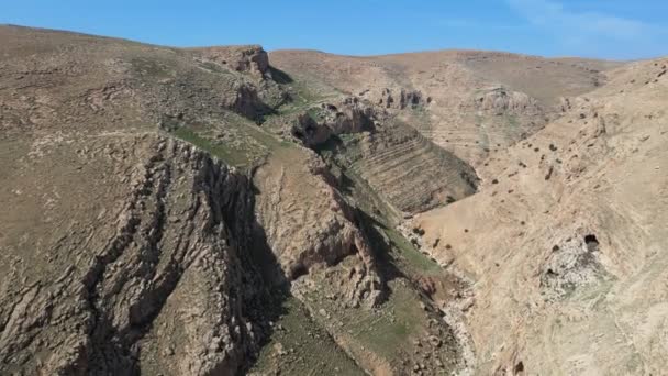 Panorama vanaf het terras van de Grote Lavra van St. Sabbas de Heilige in de Judeeuwse woestijn Israël — Stockvideo