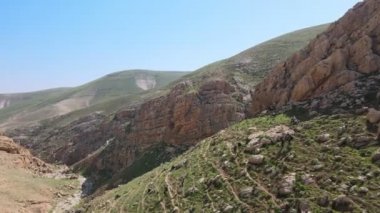 Panorama, Musevi çölündeki Mar Saba 'lı Büyük Lavra' nın terasından izlendi. Filistin, İsrail. Yüksek kalite 4k görüntü