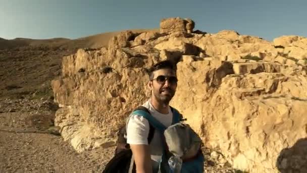 Mladý cestovatel zaneprázdněn rozhovorem s kamerou na vrcholu hory - koncepce cestování vlogger, blogger nebo ovlivňující nahrávání videa během turistiky — Stock video