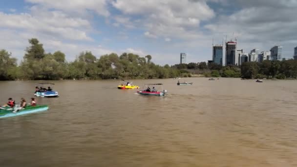 Tel Aviv, Israel - 28 de marzo de 2021: Alquiler de barcos. Aventura en barco de una familia afortunada, concepto de vacaciones en familia — Vídeo de stock