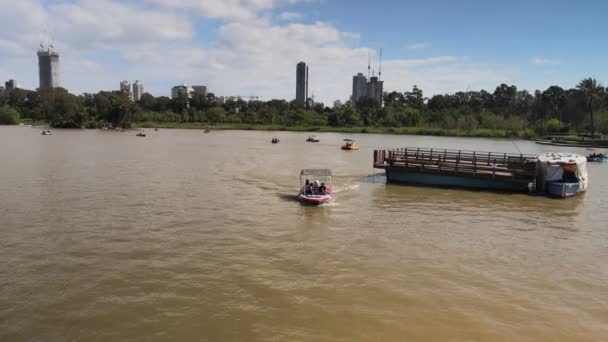 Tel Aviv, Israel - 28 de marzo de 2021: Alquiler de barcos. Aventura en barco de una familia afortunada, concepto de vacaciones en familia — Vídeos de Stock