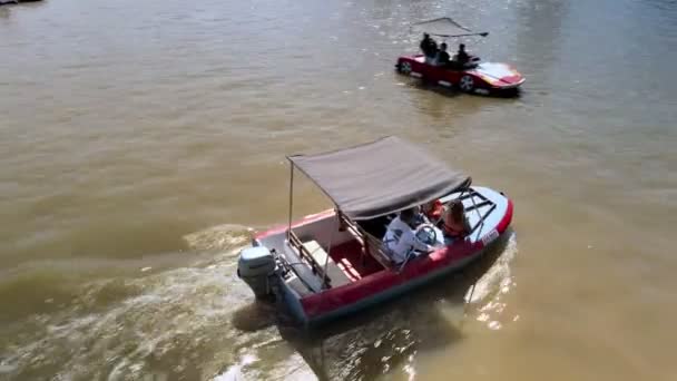 Tel Aviv, Israel - 28 de marzo de 2021: Alquiler de barcos. Aventura en barco de una familia afortunada, concepto de vacaciones en familia — Vídeo de stock