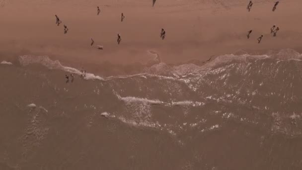 Les habitants marchent, côte méditerranéenne, plage de jetée. Marée des vagues d'eau de mer, sable côtier. Hôtel Resort au bord de la mer. Le remblai — Video