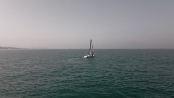 海の中の帆船の空中風景 — ストック動画