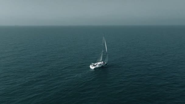 Sol en la bahía del océano con antena de yate de lujo. Nadie paisaje marino naturaleza a la luz del sol crucero de verano. Velero en mar abierto. Un velero blanco en el agua en un avión no tripulado cinematográfico. Concepto de viajes y turismo — Vídeo de stock