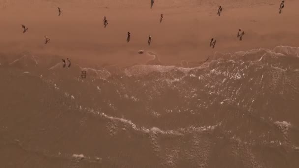 Lugareños a pie, costa mediterránea, playa desde el muelle — Vídeo de stock