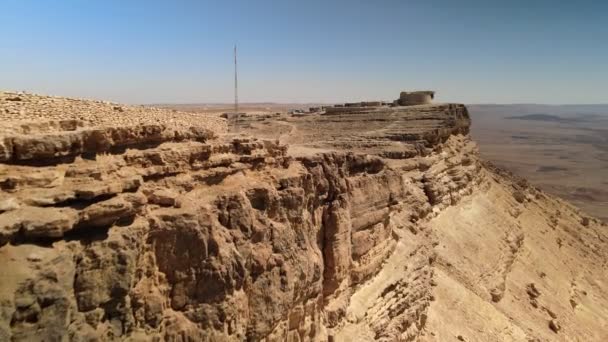 Drone tiro cidade deserto Mitzpe Ramon perto da cratera Ramon no deserto de Negev, no sul de Israel — Vídeo de Stock