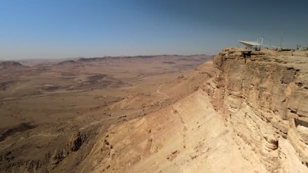 Paisagem do deserto sobre a cratera Mitzpe Ramon na mosca de Negev — Vídeo de Stock