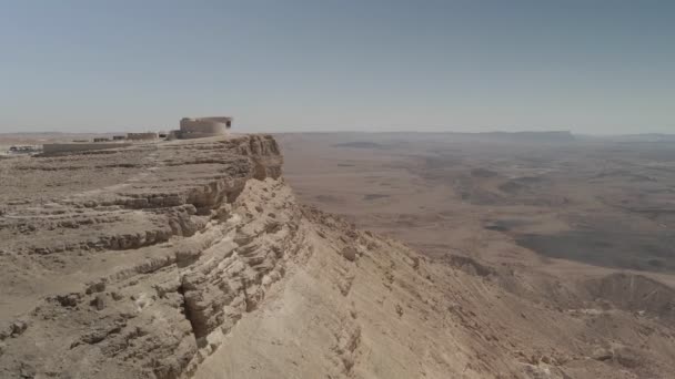 Pohled Mitzpeho Ramona na kráter kaňonu Machtesh Ramon — Stock video