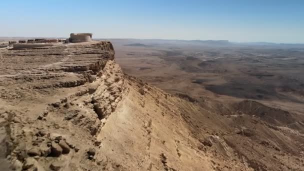 La vista del cráter Maktesh Ramon desde el borde norte cerca de la ciudad de Mitzpe Ramon — Vídeo de stock