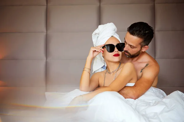 Amante e abraçado casal na cama no quarto — Fotografia de Stock