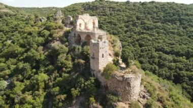 Monfort Ortaçağ Tötonik Düzen Kalesi İsrail 'de harabeler, hava aracı manzarası