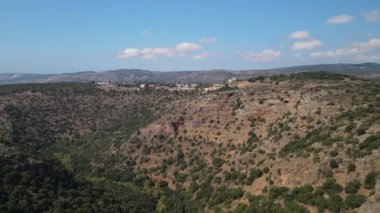 Açık Gökyüzüne Karşı Yeşil Arazinin Hava Çekimi, Güneşli bir günde İHA Uçuşu - Celile, İsrail