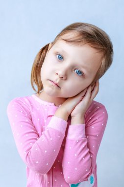 düşünceli bebek pembe