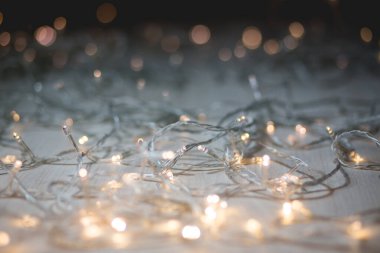 Karanlık arka planda fotokopi alanı olan Noel ışıkları. Dekoratif çelenk