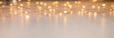 Arka planda fotokopi alanı olan Noel ışıkları. Dekoratif çelenk