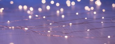 Arka planda fotokopi alanı olan Noel ışıkları. Dekoratif çelenk