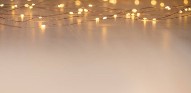 Arka planda fotokopi alanı olan Noel ışıkları. Dekoratif çelenk