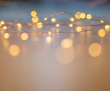 Arka planda fotokopi alanı olan Noel ışıkları. Dekoratif çelenk