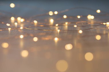 Arka planda fotokopi alanı olan Noel ışıkları. Dekoratif çelenk