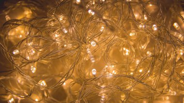 Karanlık arka planda fotokopi alanı olan Noel ışıkları. Dekoratif çelenk