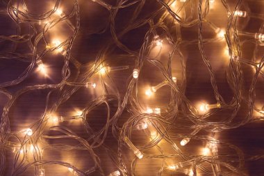 Karanlık arka planda fotokopi alanı olan Noel ışıkları. Dekoratif çelenk