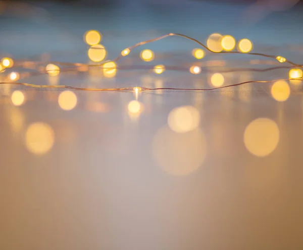Luzes de Natal no fundo com espaço de cópia. Guirlanda decorativa — Fotografia de Stock