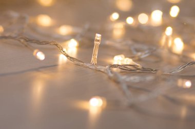 Işıklı arka planda Noel ışıkları. Dekoratif çelenk