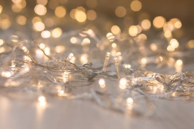 Işıklı arka planda Noel ışıkları. Dekoratif çelenk