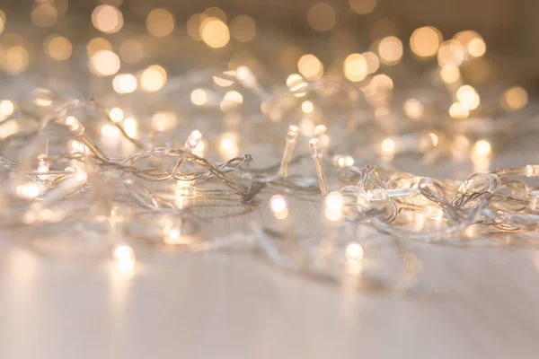 Luzes de Natal no fundo da luz. Guirlanda decorativa — Fotografia de Stock