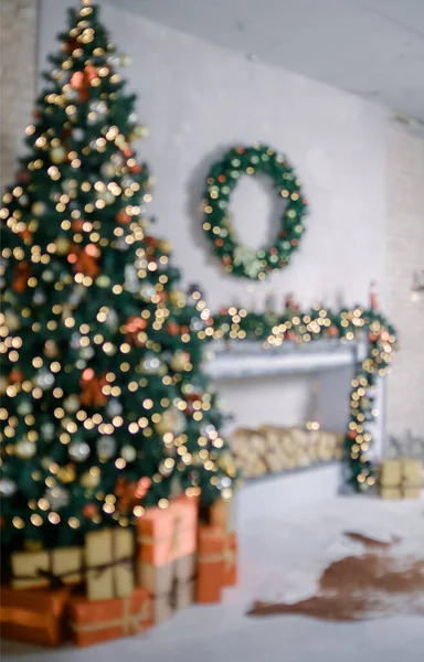 Bella stanza decorata vacanza con albero di Natale, fuori fuoco per sfondo foto — Foto Stock