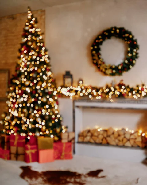 Natale, interni di Capodanno con sfondo muro di mattoni rossi, abete decorato con ghirlande e palle, cassetto scuro e figura di cervo — Foto Stock