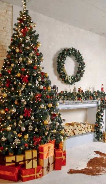 Різдво, новорічний інтер'єр з фон з червоною цегляною стіною, прикрашена ялинка з гірляндами і кульками, темний ящик і фігура оленя — стокове фото