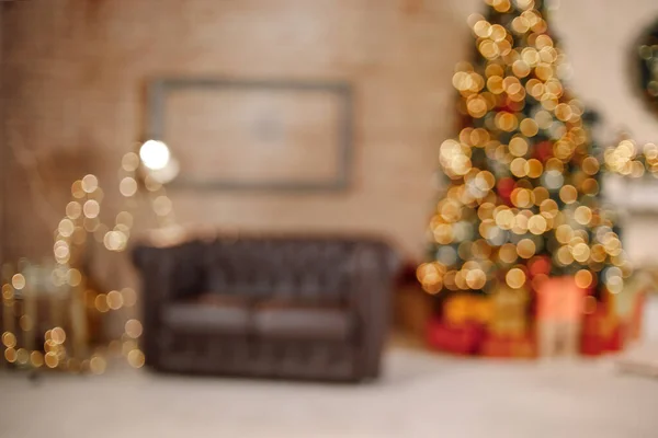 Belo quarto decorado feriado com árvore de Natal, fora de foco tiro para foto de fundo — Fotografia de Stock