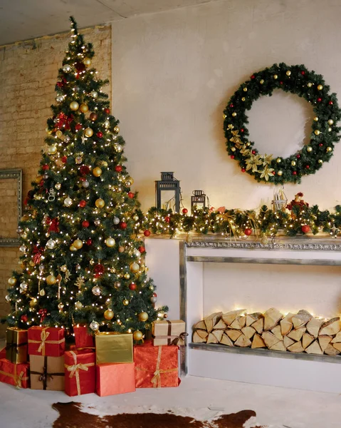 Kerst, Nieuwjaar interieur met rode bakstenen muurachtergrond, versierde dennenboom met bloemenslingers en ballen, donkere lade en hertenfiguur — Stockfoto