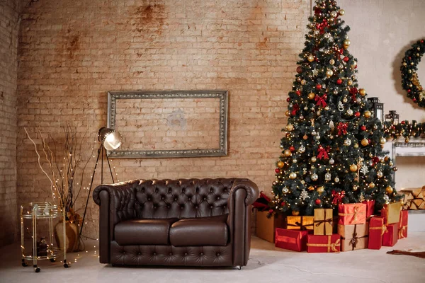 Belo quarto decorado feriado com árvore de Natal, fora de foco tiro para foto de fundo — Fotografia de Stock