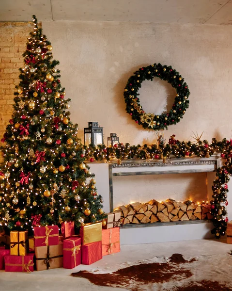 Natale, interni di Capodanno con sfondo muro di mattoni rossi, abete decorato con ghirlande e palle, cassetto scuro e figura di cervo — Foto Stock