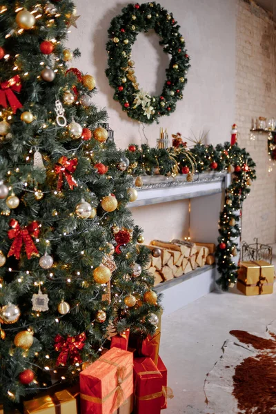 Karácsony, Szilveszter belső tér vörös téglafal háttér, díszített fenyőfa koszorúkkal és labdákkal, sötét fiók és szarvas figura — Stock Fotó