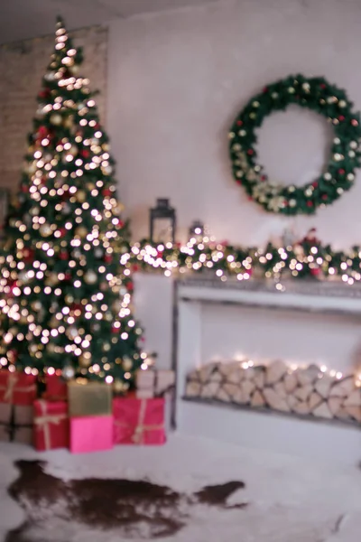 Belo quarto decorado feriado com árvore de Natal, fora de foco tiro para foto de fundo — Fotografia de Stock