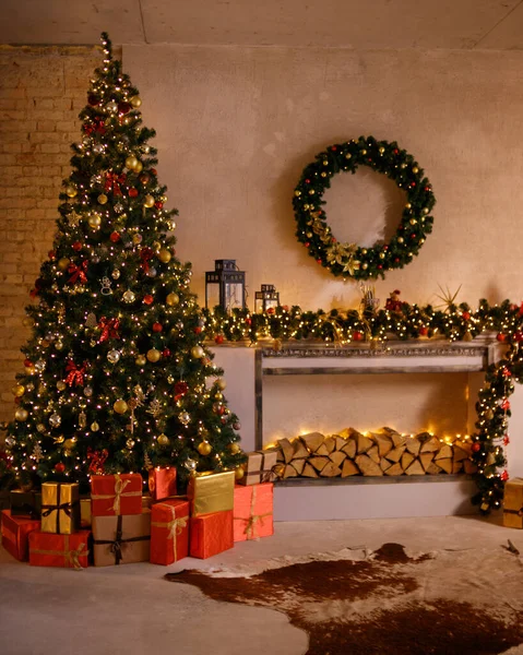 Natal, Ano Novo interior com fundo de parede de tijolo vermelho, abeto decorado com guirlandas e bolas, gaveta escura e figura de veado — Fotografia de Stock