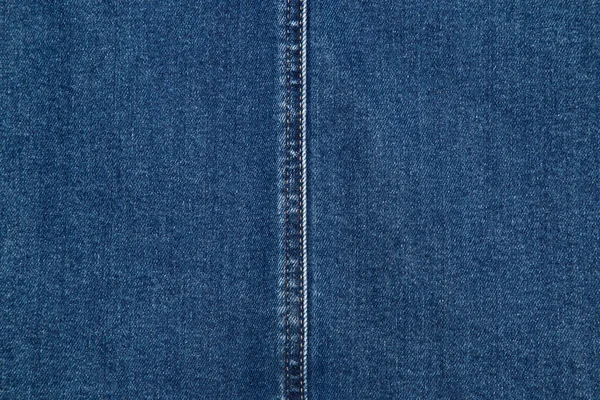 Fundo azul, fundo jeans jeans. Textura de calça, tecido. Calça jeans de textura. Close Up de azul Jeans tecido macro com costuras externas amarelo — Fotografia de Stock