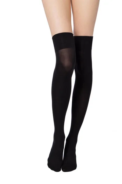 하얀 배경에 검은 나일론 스타킹을 쓴 섹시 한 젊은 코카서스 여성의 다리 — 스톡 사진