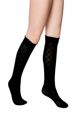 Beyaz arka planda siyah çoraplı güzel bir kızın bacakları.