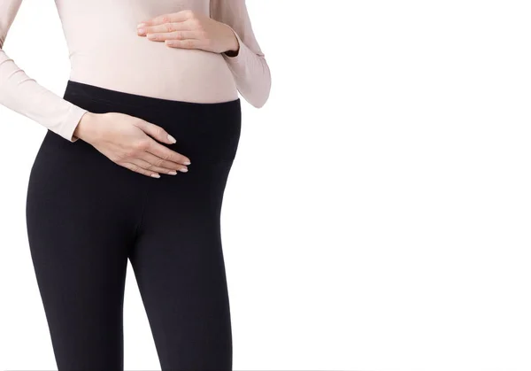 Schöne schwangere Frau umarmt ihren Bauch vor weißem Hintergrund. Werdende Mütter warten während der Schwangerschaft auf die Geburt ihres Kindes. Konzept der Müttergesundheit, Arztbesuche und gynäkologische Untersuchungen. — Stockfoto