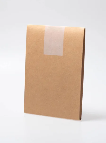 Mockup de caixa de artesanato fechado em branco como embalagem descartável com materiais ecológicos e recicláveis — Fotografia de Stock