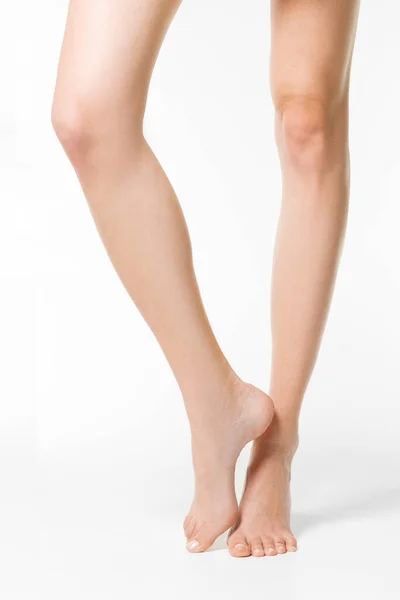 Largas piernas de mujer bonita aisladas en blanco — Foto de Stock