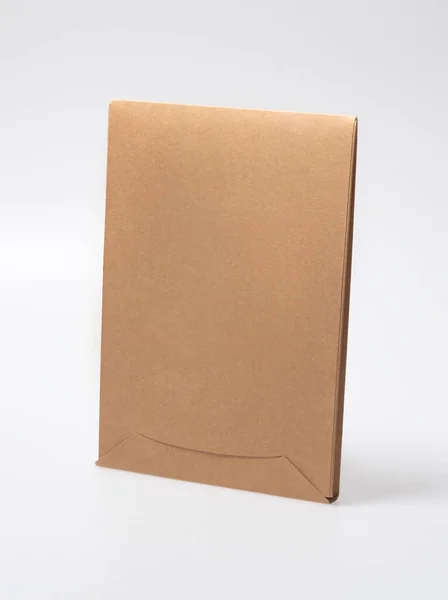 Mockup de caixa de artesanato fechado em branco como embalagem descartável com materiais ecológicos e recicláveis — Fotografia de Stock
