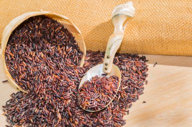 pirinç berry sepet tablo içinde