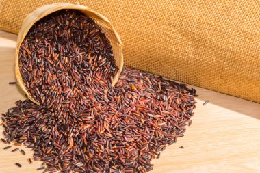 pirinç berry sepet tablo içinde