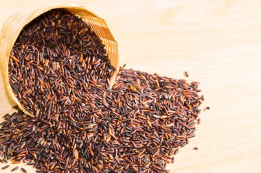 pirinç berry sepet tablo içinde